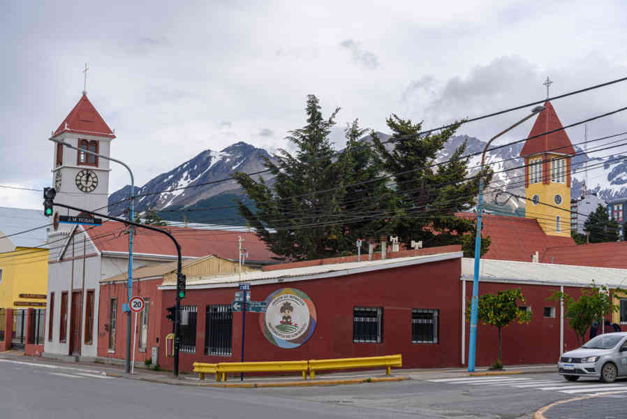 Argentina 149 - Ushuaia - iglesia de Jesucristo de los Santos de los Últimos Días.jpg